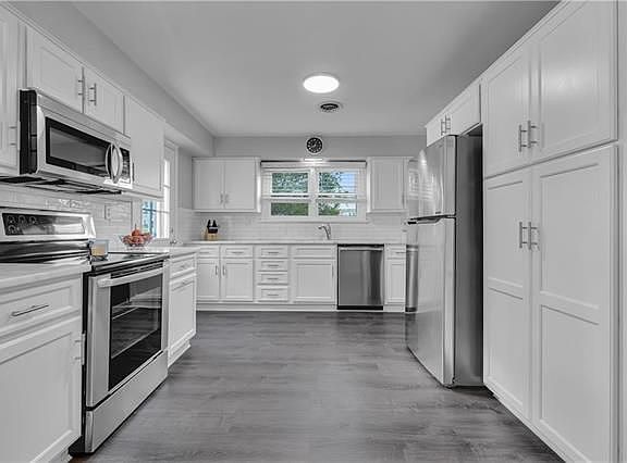 5th image of 2744 Helen St