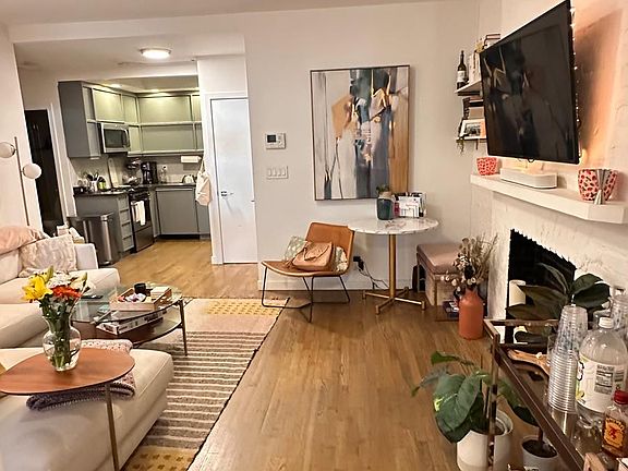 4th image of 246 10th Ave APT 4