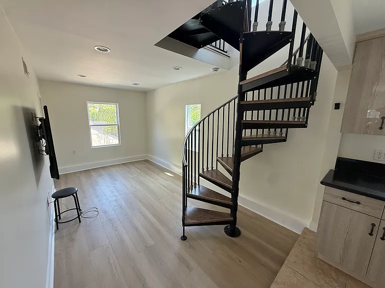 239 1/2 N Mayflower Ave — Photo 8
