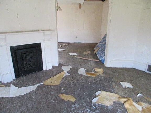5th image of 889 Desoto St