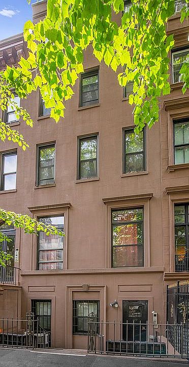 1st image of 122 E 61st St