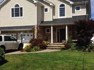 7 Milne Pl, Plainview, NY 11803