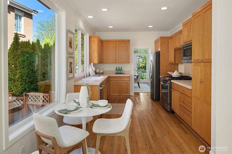 3rd image of 1543 NE Iris Street