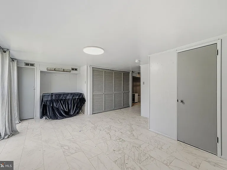 1135 W Thompson St — Photo 17