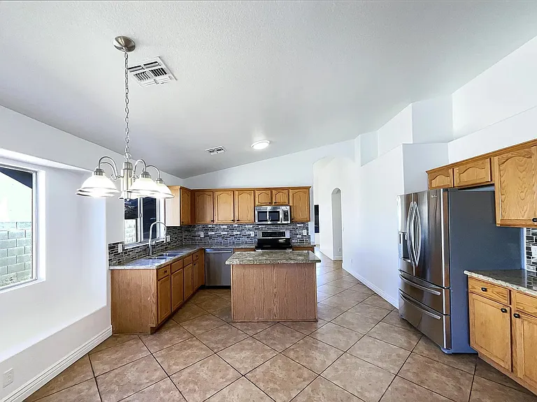 1708 E Francisco Dr — Photo 2
