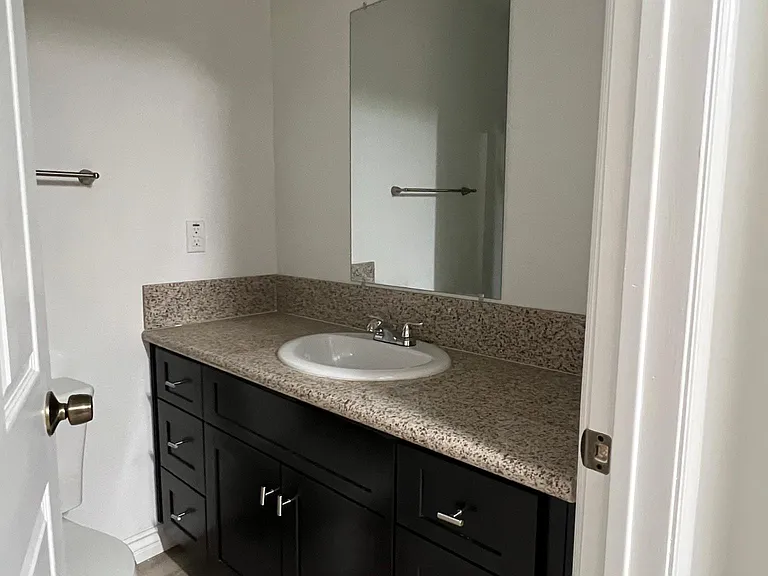 1124 N Flint Ave — Photo 3