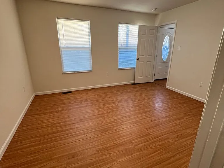 3 Bedroom 2 bath 2 car garage house — Photo 6