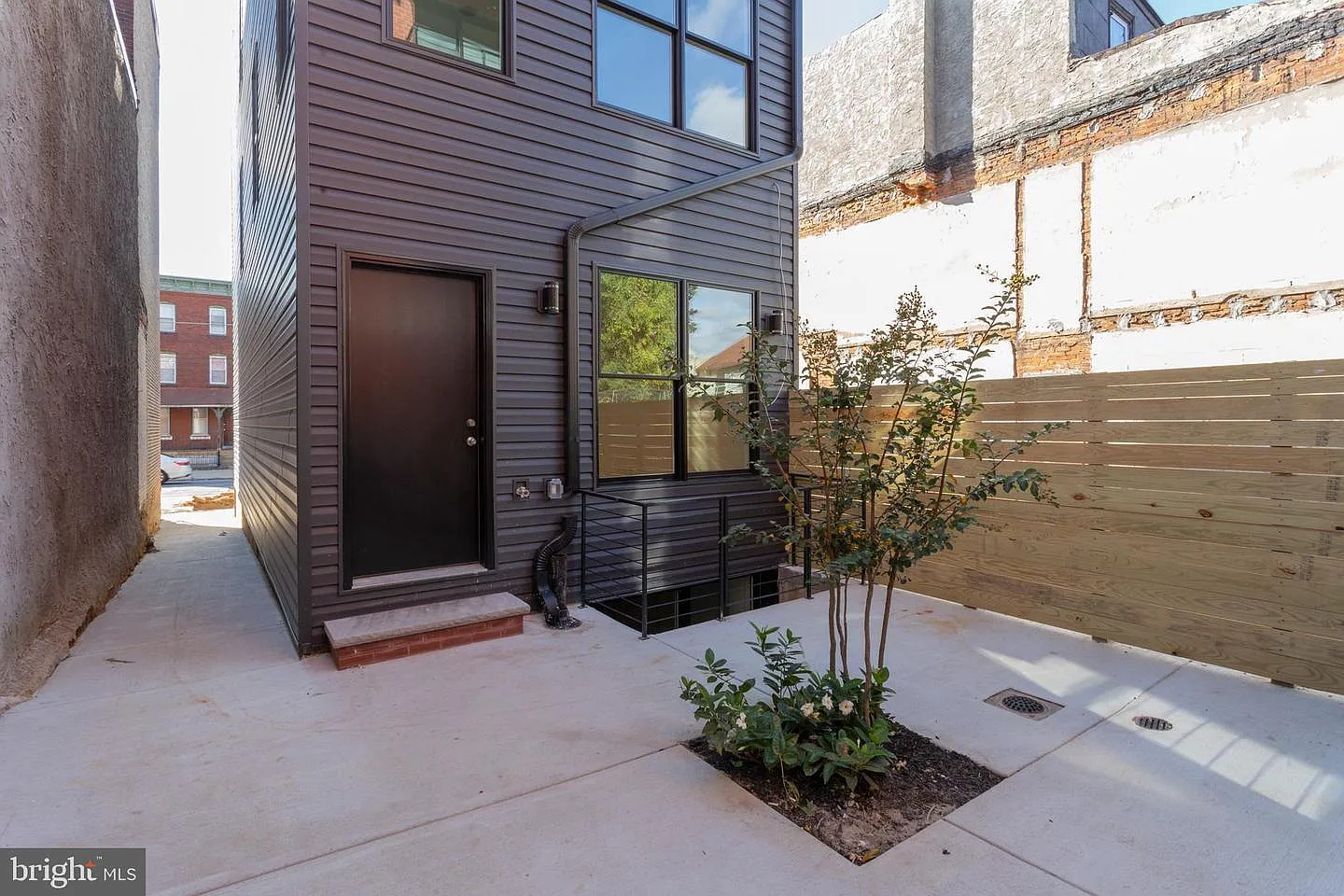 3 bed, 1300 sqft, $2,300 — Photo 3