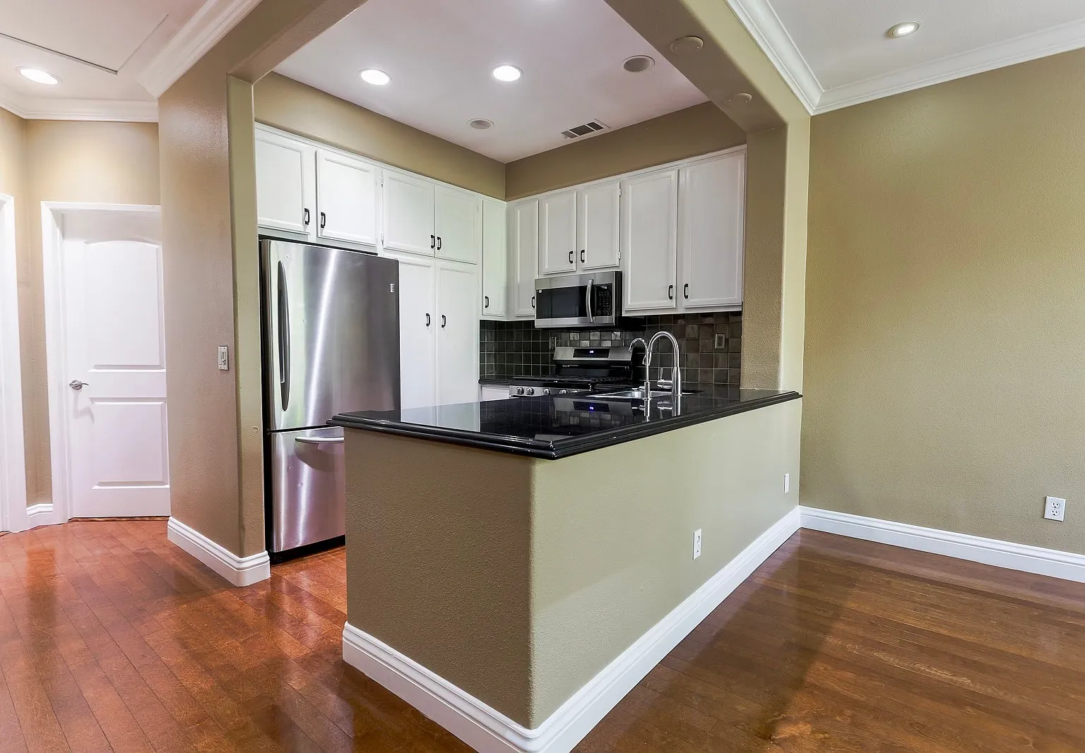 3 bed, 1044 sqft, $3,500 — Photo 2