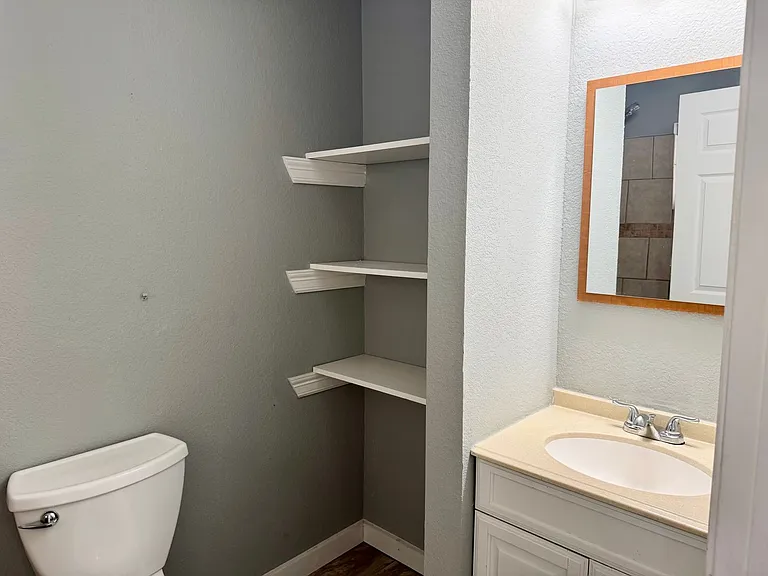 807 E Southcross Blvd — Photo 7