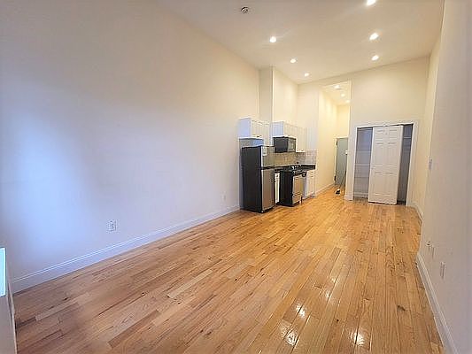 3rd image of 447 W 43rd St APT 5A