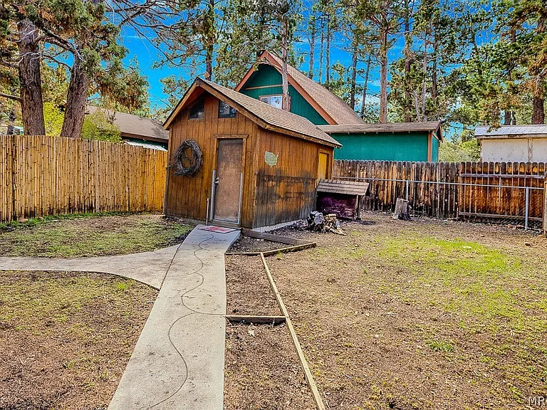 548 Holmes Ln — Photo 22