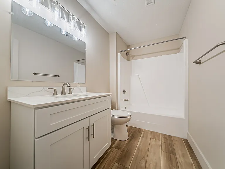 Hallwood Manor Apartments — Photo 16