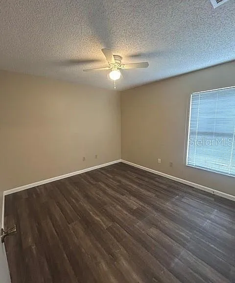 563 Holbrook Cir — Photo 10