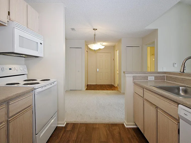 Pendleton Park Apartments — Photo 8