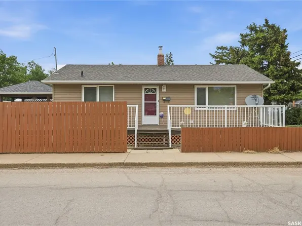 1086 9th AVENUE SW, Moose Jaw, SK S6H 5X5