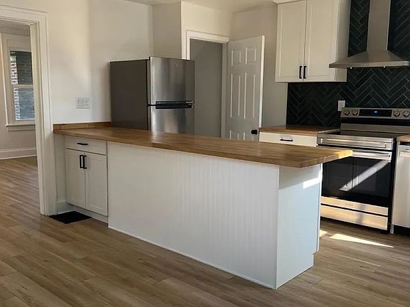 2nd image of 17 Whitethorne Ave #17