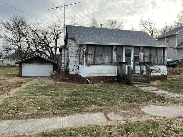 715 N 3rd Ave E, Newton, IA 50208