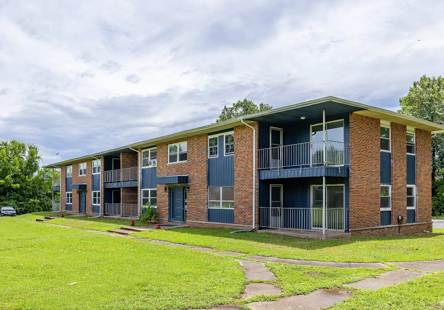 305 N Robinson Cir — Photo 3
