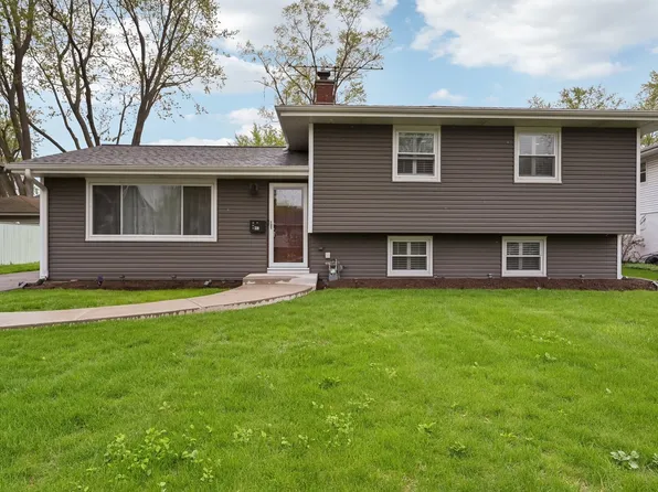 330 Elmwood Dr, Naperville, IL 60540