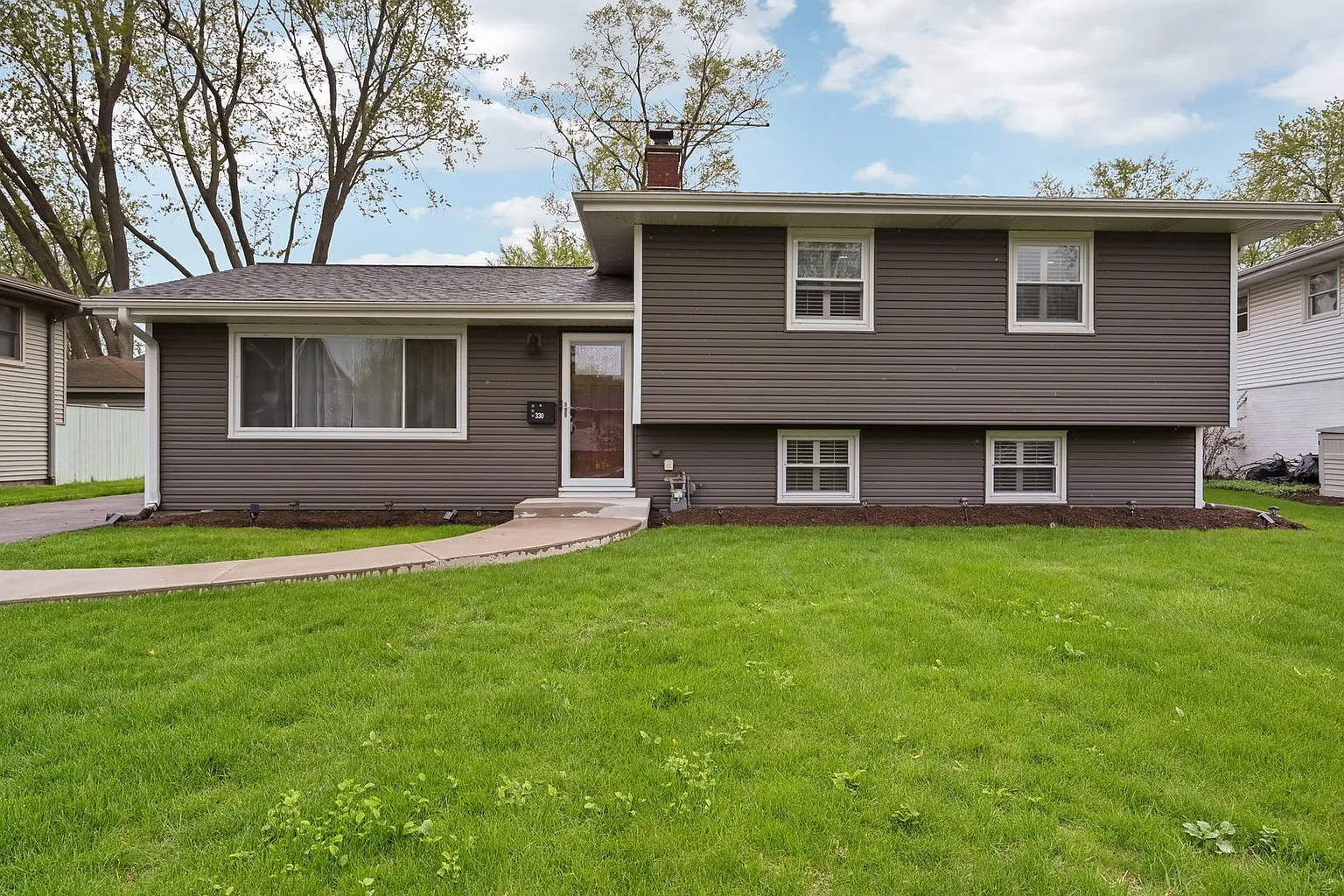 330 Elmwood Dr photo 1