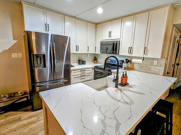 4th image of 123 E Amberjack St #208