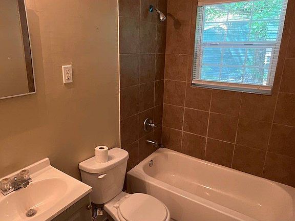 3rd image of 4233 Glenbrook Dr