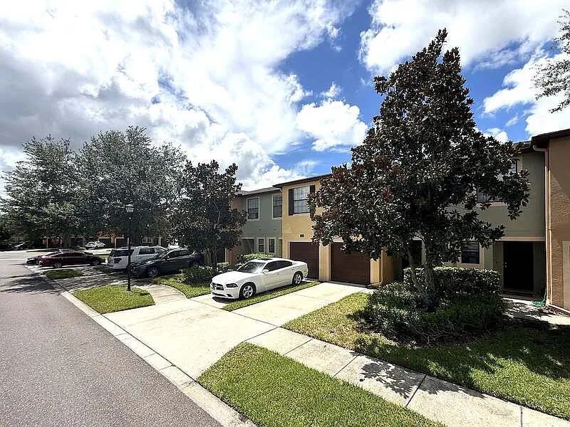 3 bed, 2.5 bath, 1362 sqft, $1,945 — Photo 3