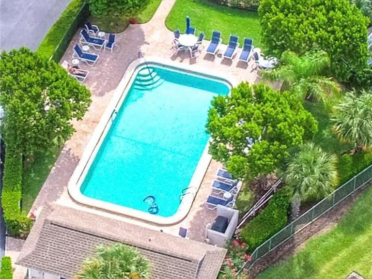 310 NE Golfview Cir #310 — Photo 17