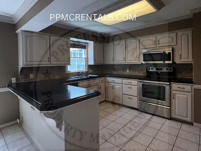 1907 S Ventura Ave — Photo 3