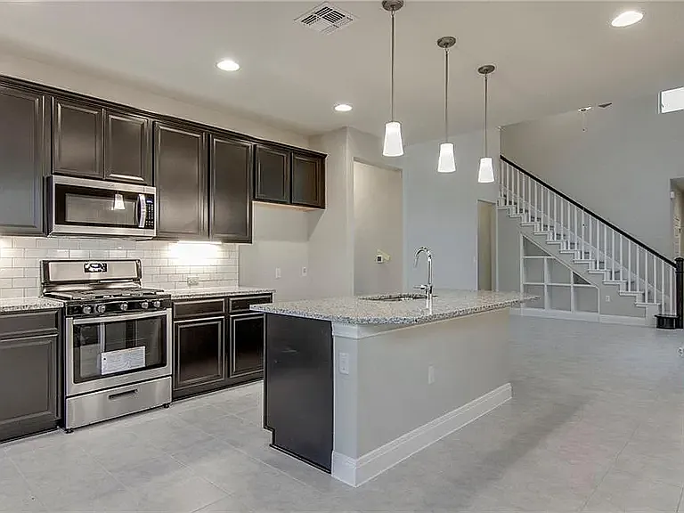 9205 Gynerium Dr — Photo 11
