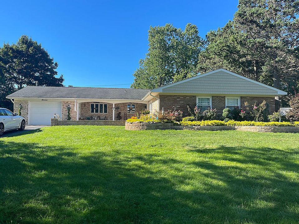 1st image of 11 Mapleshade Ln