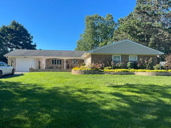 11 Mapleshade Ln, Stony Brook, NY 11790