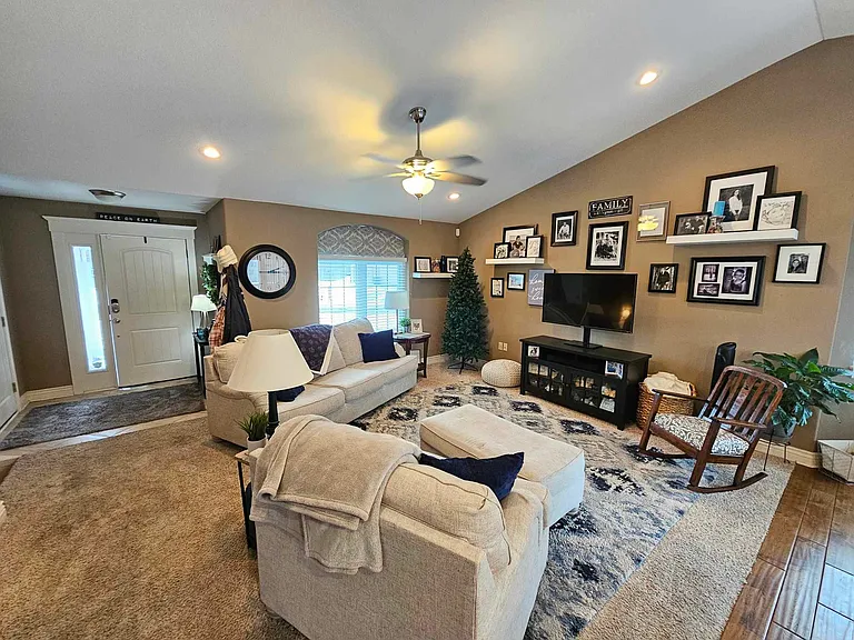 4712 Plumthicket Dr — Photo 2