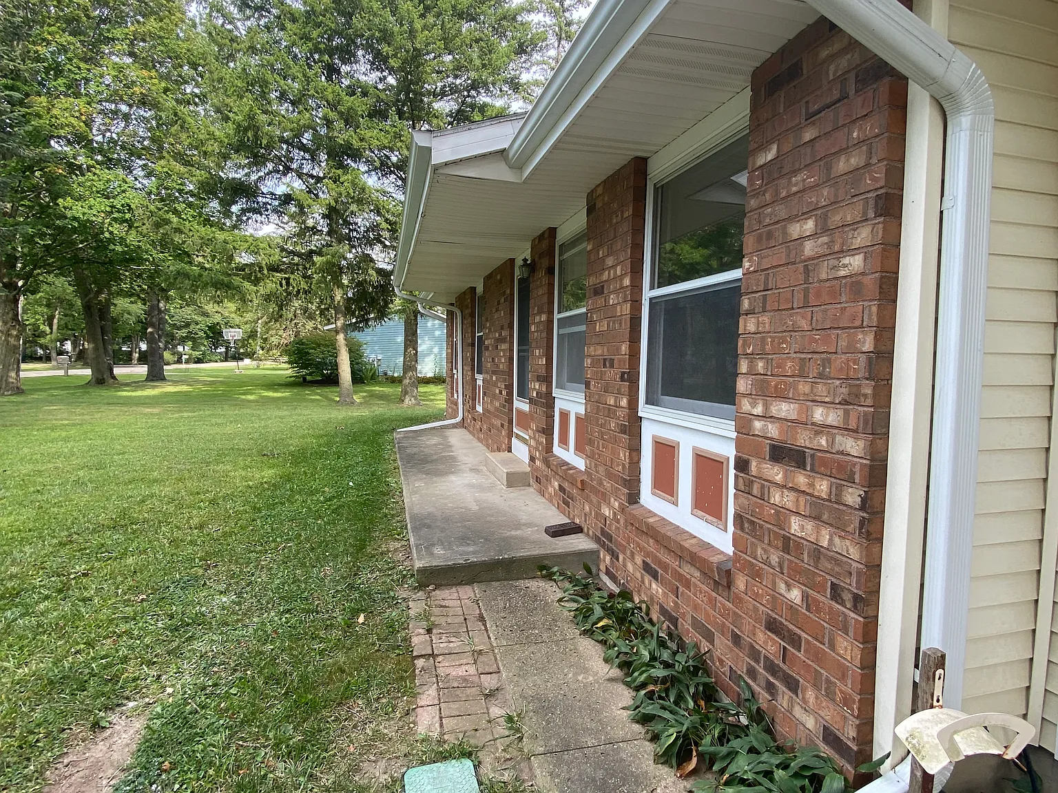 223 Hawthorne St — Photo 2