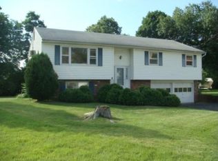 7 Stone Ledge Ln, New Windsor, NY 12553