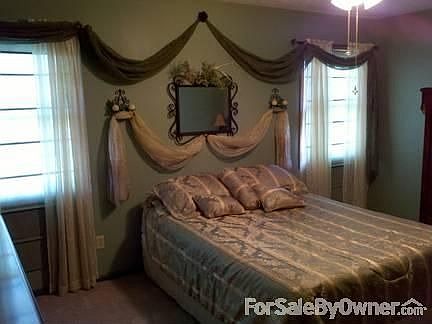 Master Bedroom : Large room & windows for natural light, new carpet, walk-in closet, ceiling fan