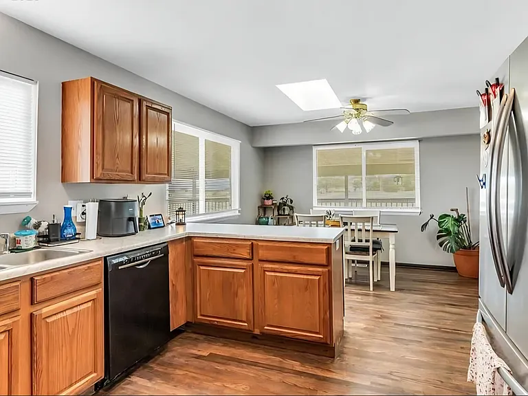 217 W Linden Ave — Photo 2
