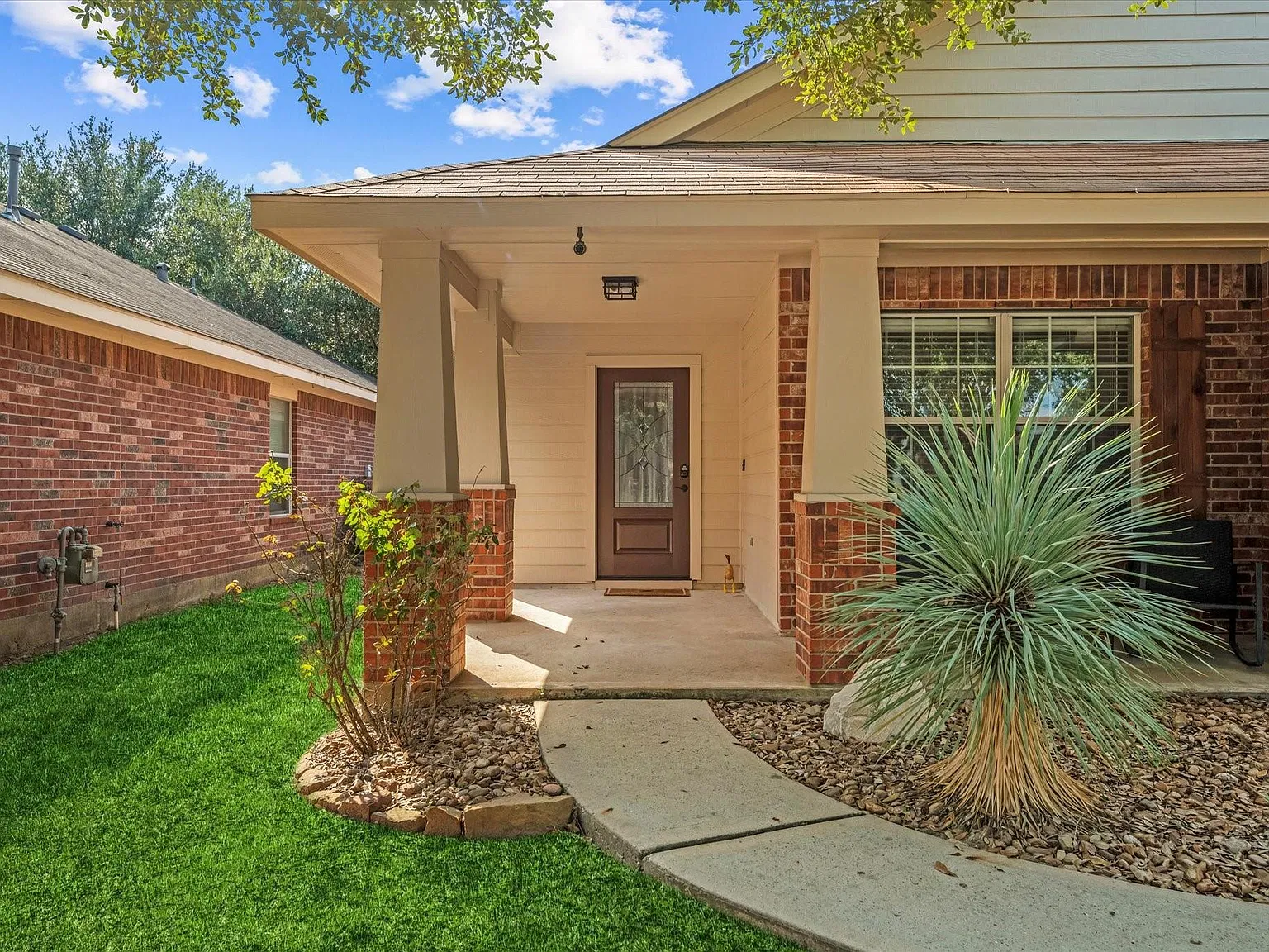 4 bed, 2.0 bath, 1940 sqft, $2,400 — Photo 3