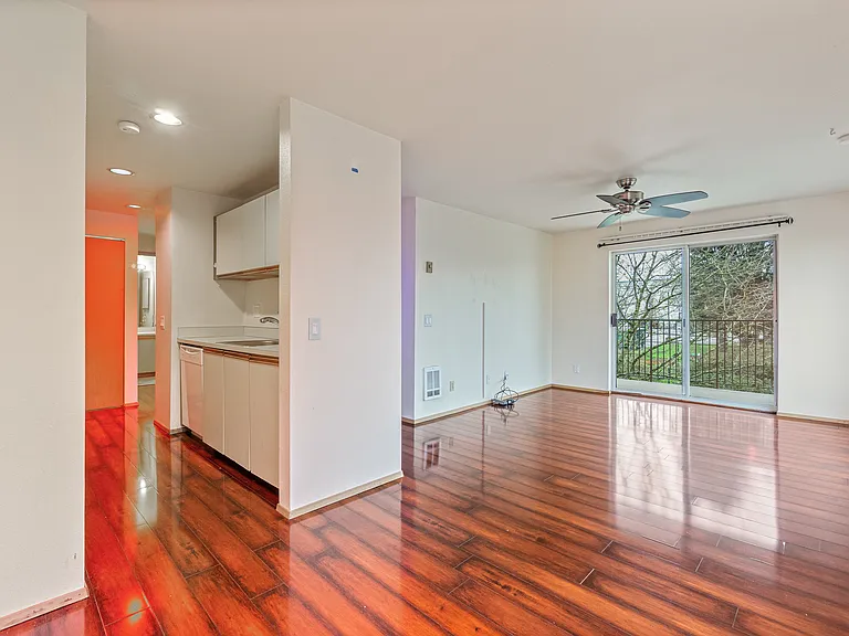 Stone Court Apartments — Photo 9
