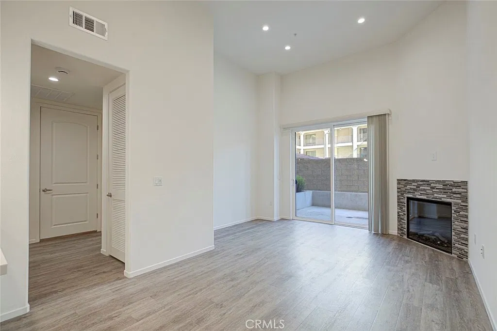 1 bed, 865 sqft, $2,950 — Photo 2
