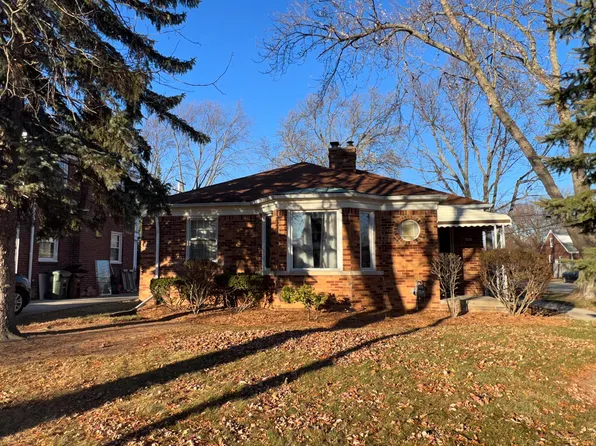 2100 Country Club Dr, Grosse Pointe Woods, MI 48236