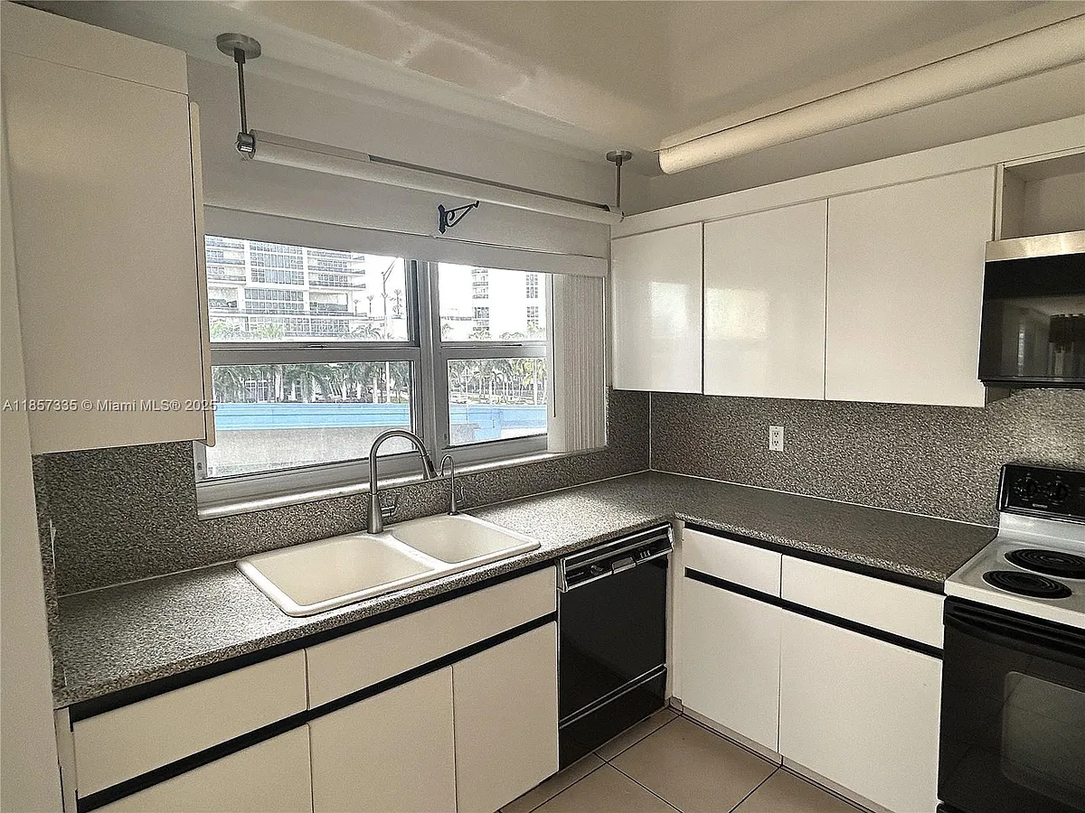 Building Photo - 1825 S Ocean Dr #401
