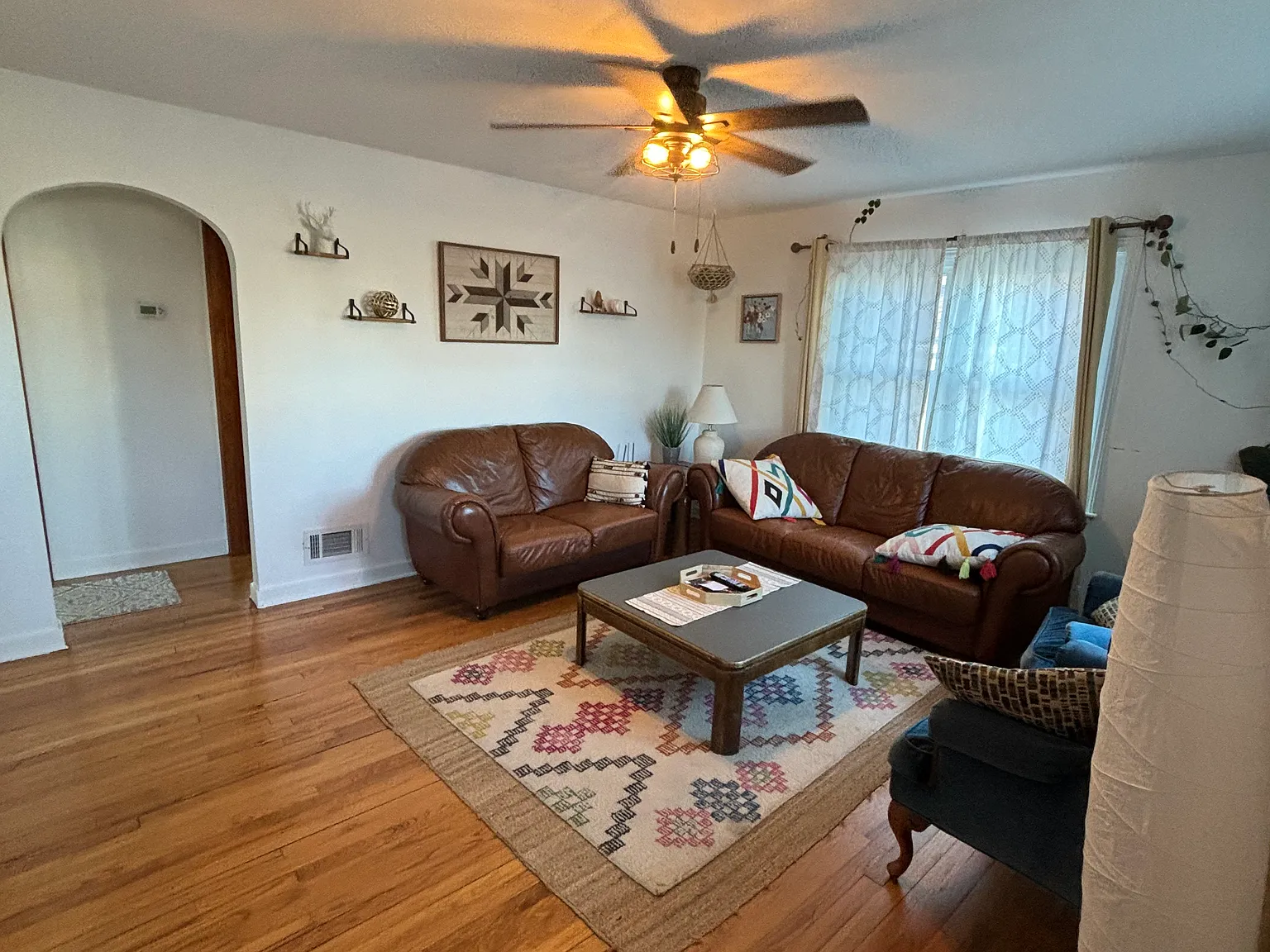 3 bed, 1200 sqft, $1,800 — Photo 2