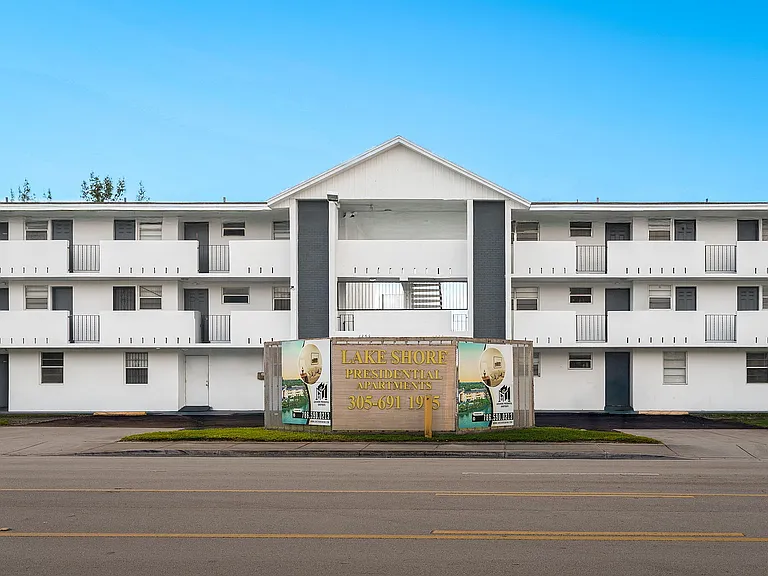 1-web-or-mls-LakeShore_Presidential_DSC6847