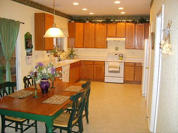 Kitchen & Eating Area