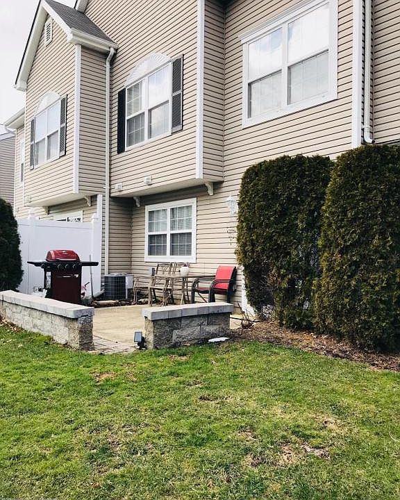 2nd image of 20 Fiddlers Elbow Ct #1000