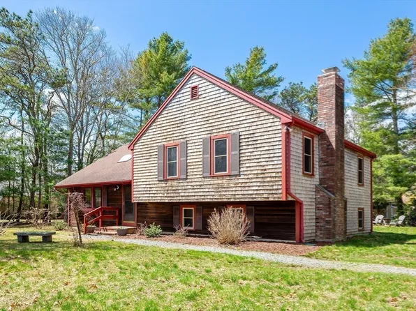 4 Oak Ridge Dr, Bourne, MA 02532