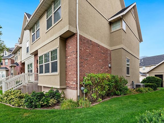 5th image of 2029 W Crescent Row