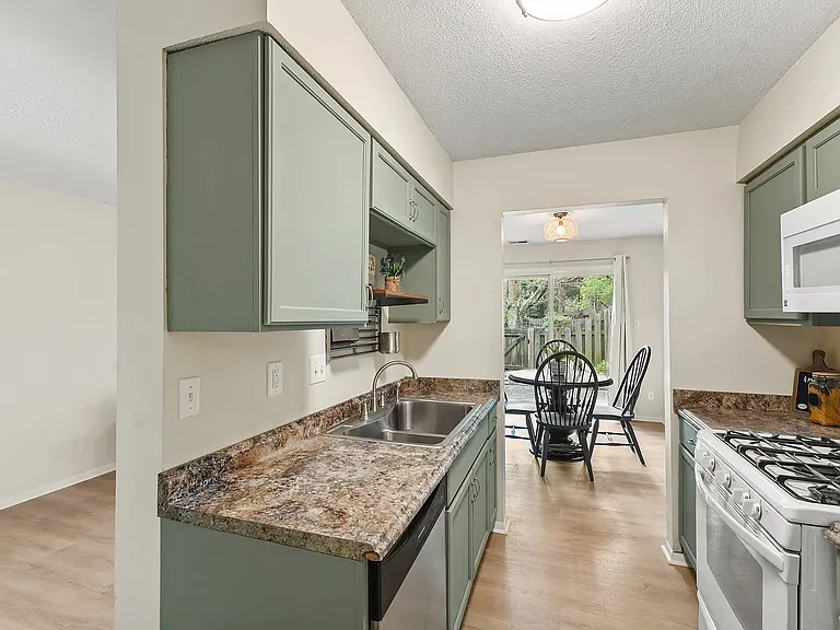 968 Greenwood Trl W — Photo 11